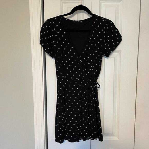 Abercrombie & Fitch Dresses & Skirts - Abercrombie and Fitch Black Floral Wrap Dress XS
